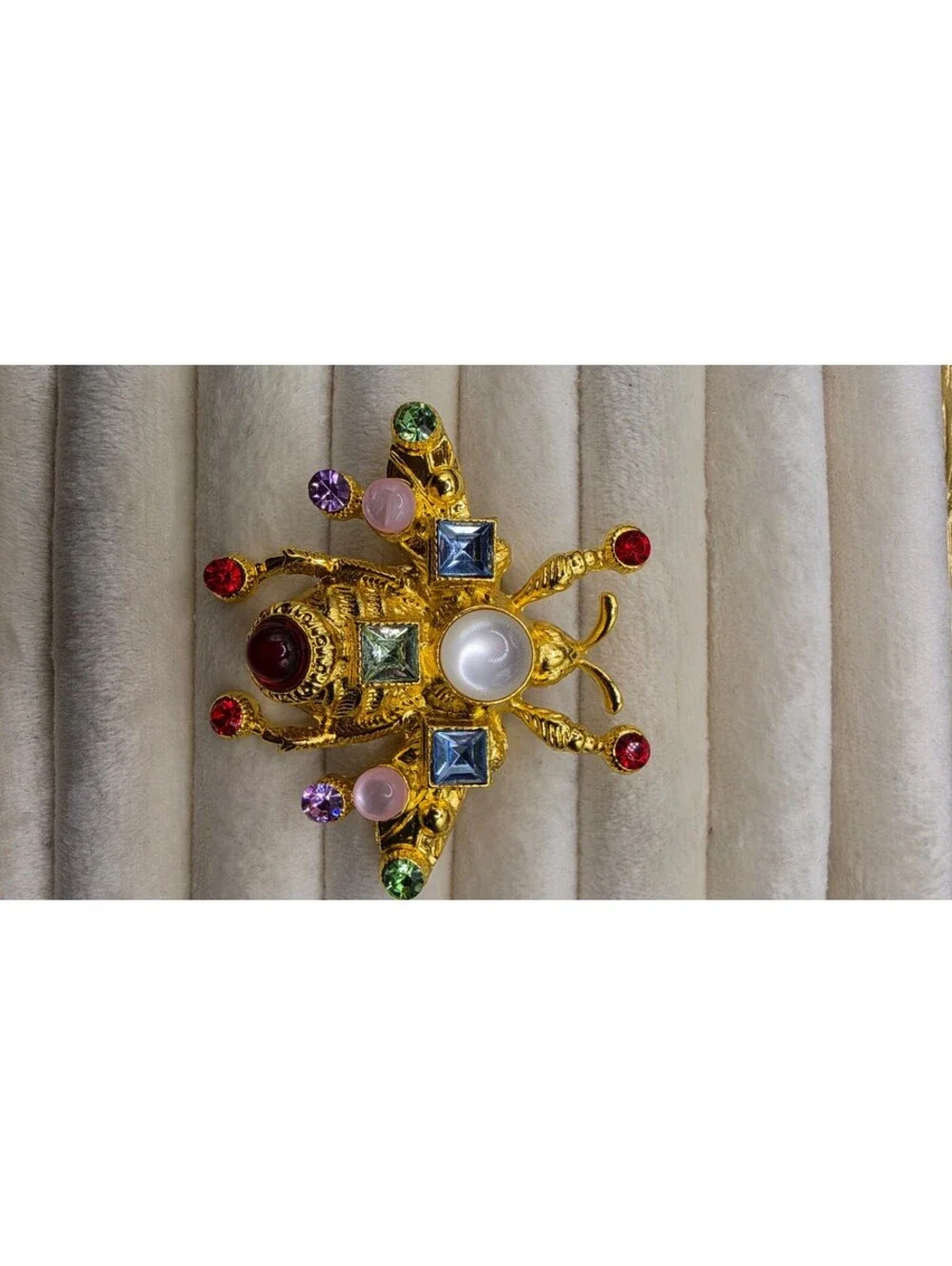 Sacarab Vintage-Inspired Bumblebee Brooch with Colorful Rhinestones